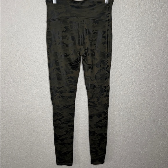 SPANX Faux Leather Green Camo Leggings Medium - Picture 5 of 5